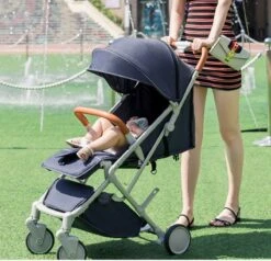 WOOSH New Buggy - Zwart - One Hand Folding - 3 Slaapstanden - Wandelwagen Tot 25 Kg - Regenhoes - Bekerhouder - Muggennet 23 WOOSH New Buggy - Zwart - One Hand Folding - 3 Slaapstanden - Wandelwagen Tot 25 Kg - Regenhoes - Bekerhouder - Muggennet -Baby Kinderwagen Serie Winkel 1200x1154 2