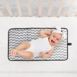 Brisby Slijtvaste Luiertas – Verzorgingstas - Two Tone Zwart En Donkergrijs - Inclusief Verschoonmatje - Isoleervakken - Met Geïntegreerde Kinderwagen Haken -Baby Kinderwagen Serie Winkel 1200x1200 370