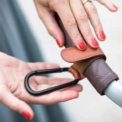 Jinius ® - Boodschappen Haak - Kinderwagen Tassenhaakjes - Haakjes Voor Tassen - Buggy Haakjes - Bruin - Set Van 2 7 Jinius ® - Boodschappen Haak - Kinderwagen Tassenhaakjes - Haakjes Voor Tassen - Buggy Haakjes - Bruin - Set Van 2 -Baby Kinderwagen Serie Winkel 1200x1200 529