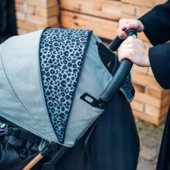 MoMi Wandelwagen - Compacte Lichtgewicht Buggy - Estelle Dakar Met XXL Wielen & Zonnekap - Leopard - Grijs-Goud (geschikt Van 6mnd - 22kg) 30 MoMi Wandelwagen - Compacte Lichtgewicht Buggy - Estelle Dakar Met XXL Wielen & Zonnekap - Leopard - Grijs-Goud (geschikt Van 6mnd - 22kg) -Baby Kinderwagen Serie Winkel 1200x1200 788