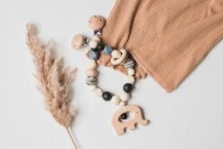 Wagenspanner Olifant - Musthave 2021 - Baby Wagenspanner Hout - Vrolijke Kinderwagenspanner - Eenvoudig Te Bevestigen - Kraamcadeau Voor Jongens En Meisjes - Baby Cadeau 11 Wagenspanner Olifant - Musthave 2021 - Baby Wagenspanner Hout - Vrolijke Kinderwagenspanner - Eenvoudig Te Bevestigen - Kraamcadeau Voor Jongens En Meisjes - Baby Cadeau -Baby Kinderwagen Serie Winkel 1200x800 84