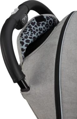 MoMi Wandelwagen - Compacte Lichtgewicht Buggy - Estelle Dakar Met XXL Wielen & Zonnekap - Leopard - Grijs-Goud (geschikt Van 6mnd - 22kg) 37 MoMi Wandelwagen - Compacte Lichtgewicht Buggy - Estelle Dakar Met XXL Wielen & Zonnekap - Leopard - Grijs-Goud (geschikt Van 6mnd - 22kg) -Baby Kinderwagen Serie Winkel 773x1200 2