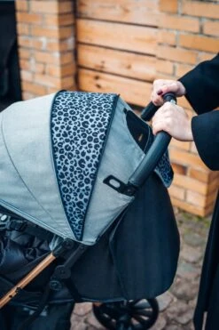 MoMi Wandelwagen - Compacte Lichtgewicht Buggy - Estelle Dakar Met XXL Wielen & Zonnekap - Leopard - Grijs-Goud (geschikt Van 6mnd - 22kg) 38 MoMi Wandelwagen - Compacte Lichtgewicht Buggy - Estelle Dakar Met XXL Wielen & Zonnekap - Leopard - Grijs-Goud (geschikt Van 6mnd - 22kg) -Baby Kinderwagen Serie Winkel 800x1200 97