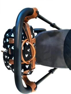 Kidzroom Black And White Luiertas - Zwart - Ophanglussen Kinderwagen - Verschoonmatje - Verstelbare Schouderband 33 Kidzroom Black And White Luiertas - Zwart - Ophanglussen Kinderwagen - Verschoonmatje - Verstelbare Schouderband -Baby Kinderwagen Serie Winkel 911x1200 2