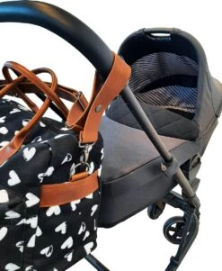 Kidzroom Black And White Luiertas - Zwart - Ophanglussen Kinderwagen - Verschoonmatje - Verstelbare Schouderband 35 Kidzroom Black And White Luiertas - Zwart - Ophanglussen Kinderwagen - Verschoonmatje - Verstelbare Schouderband -Baby Kinderwagen Serie Winkel 986x1200 3